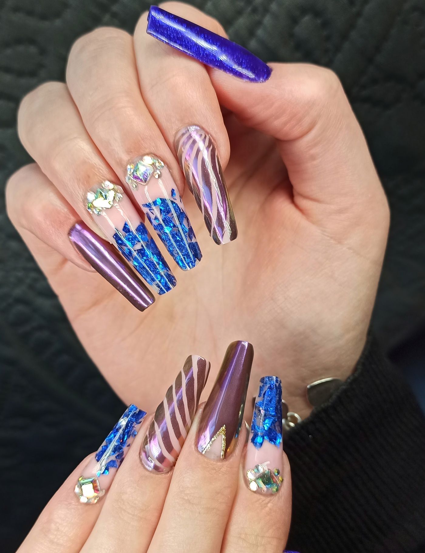 Lange vierkante nagels met blauwe folie, paarse chroom, strepen en kristallen