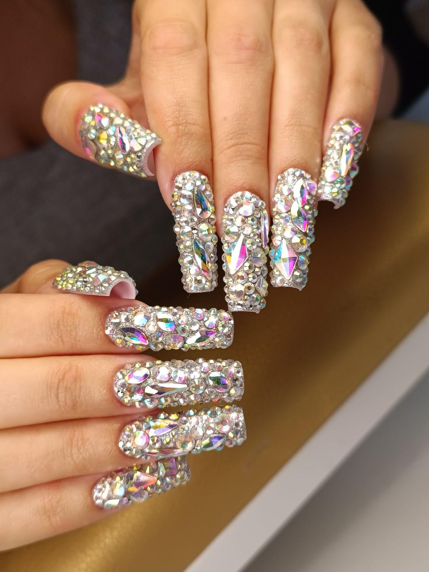 Lange vierkante nagels helemaal bezet met kristallen