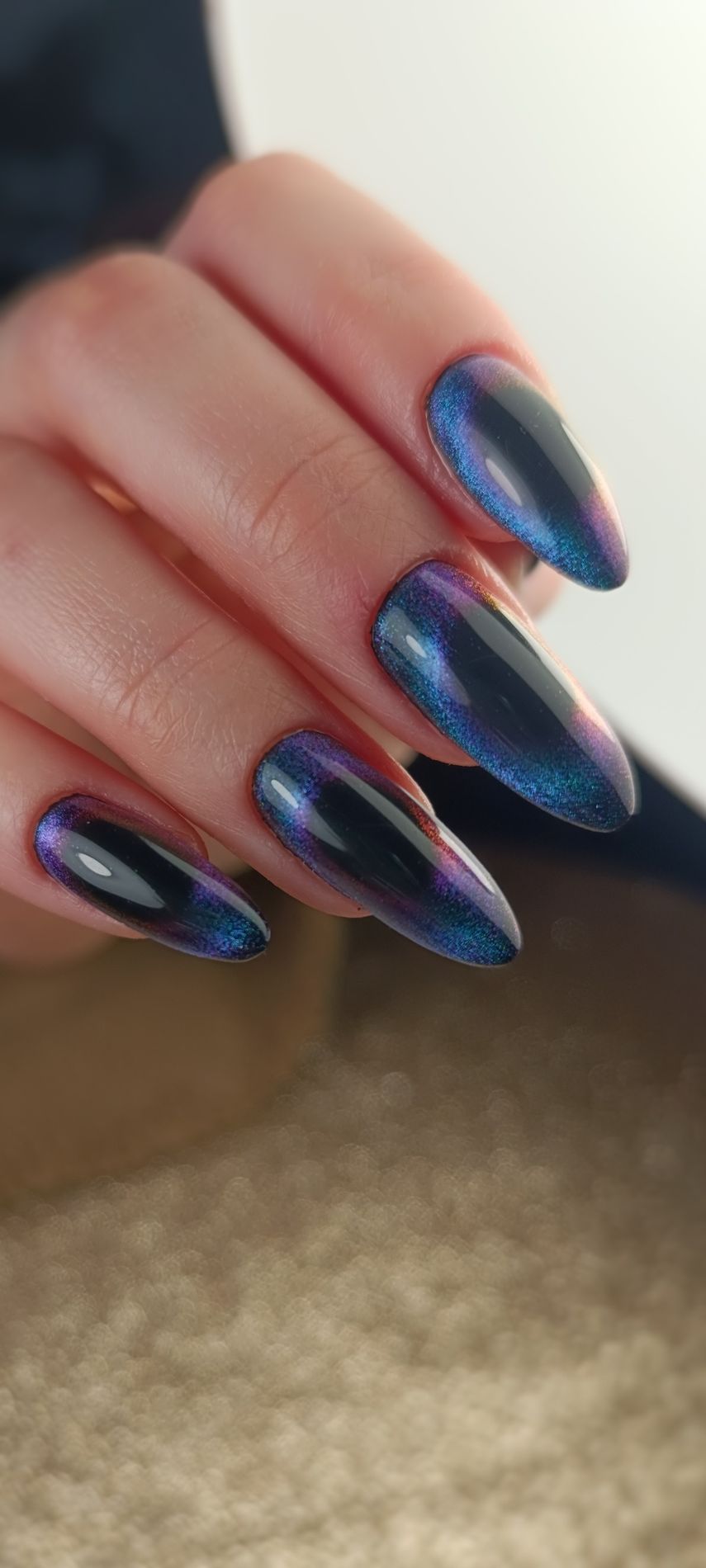 Amandelvormige nagels met een cat eye-effect in blauw en paars